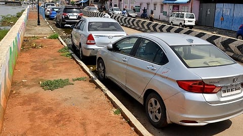 வைகை கரை நான்கு வழிச்சாலையில் பார்க் செய்யப்பட்டுள்ள கார்கள்.