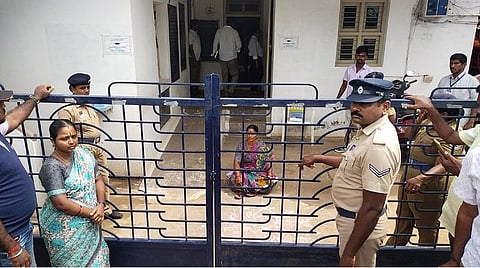 கரூர் மாவட்டம் புலியூர் பேரூராட்சி அலுவலகம் முன்ப போராட்டத்தில் ஈடுபட்டுள்ள இந்திய  கம்யூனிஸ்ட் கட்சி வார்டு உறுப்பினர் கலாராணி.