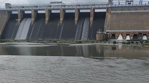 மதுரையில் வெள்ள அபாயம் ஏற்பட்டுள்ளதால் வைகை அணையில் இருந்து நீர்திறப்பு நிறுத்தப்பட்டது.