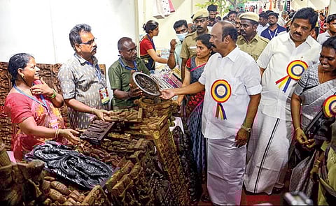 சென்னை கலைவாணர் அரங்கத்தில் ‘சாராஸ் மேளா’ கைவினைப் பொருட்களின் கண்காட்சி மற்றும் விற்பனையை ஊரக வளர்ச்சித் துறை அமைச்சர் கே.ஆர்.பெரியகருப்பன் நேற்று தொடங்கி வைத்து பார்வையிட்டார். பெருநகர சென்னை மாநகராட்சி மேயர் பிரியா, துணை மேயர் மகேஷ்குமார் உள்ளிட்டோர் உடனிருந்தனர். படம்: பு.க.பிரவீன்