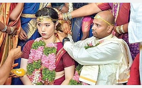 வாணியம்பாடி அருகே தென்கொரிய காதலி சேங்வாமுன்-பிரவீன்குமார் திருமணம் நேற்று நடைபெற்றது.