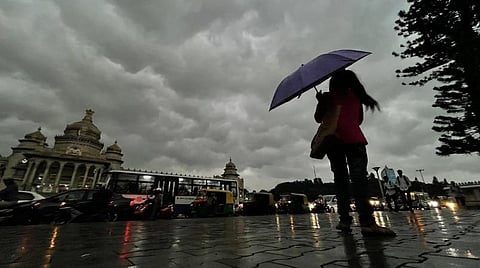 பெங்களூருவில் தொடரும் கனமழை: வெள்ளம் புகுந்ததால் விடுதிகளில் தஞ்சமடையும் மக்கள்