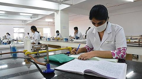 உக்ரைனில் படித்த மாணவர்கள் கல்வியை தொடர மாற்றுத் திட்டம்: தேசிய மருத்துவ ஆணையம் அனுமதி