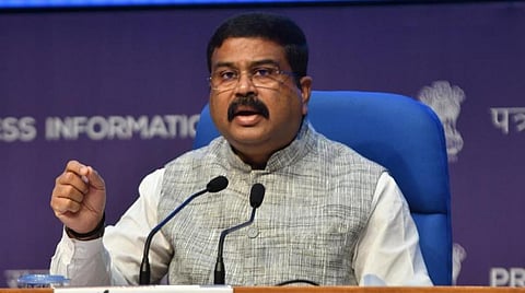 அமைச்சரவையில் முடிவுகள் குறித்து, செய்தியாளர்களிடம் விளக்கும் மத்திய அமைச்சர்கள் தர்மேந்திர பிரதான்,  அனுராக் தாக்கூர். படம்: பிடிஐ.