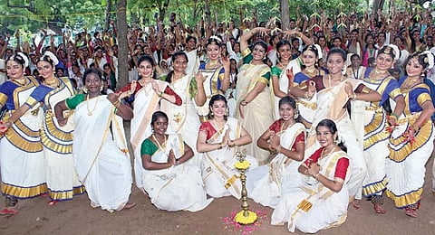 ஓணம் பண்டிகையையொட்டி, சென்னை ராஜா அண்ணாமலைபுரத்தில் உள்ள டாக்டர் எம்ஜிஆர் - ஜானகி மகளிர் கல்லூரியில் நேற்று நடைபெற்ற கேரள பாரம்பரிய கலை நிகழ்ச்சிகளில் பங்கேற்ற மாணவிகள்.