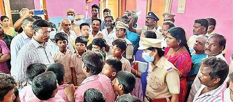 ரெட்டியார்பாளையம் அரசு ஆரம்ப சுகாதார நிலையத்தில் சிகிச்சை பெற்று வந்த மாணவர்களை சந்தித்து ஆறுதல் கூறிய ஆட்சியர் பா.முருகேஷ்.