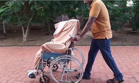 மணப்பாறை | தோல் தொற்று நோயால் உயிரிழந்த தாயின் உடலை வீல் சேரில் கொண்டு சென்று தகனம் செய்த மகன்