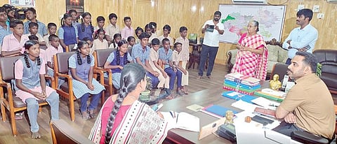 பேருந்து வசதி கோரி  மாவட்ட ஆட்சியரிடம் முறையிட்ட பந்தனேந்தல் கிராமத்தைச் சேர்ந்த பள்ளி மாணவ, மாணவிகள்.