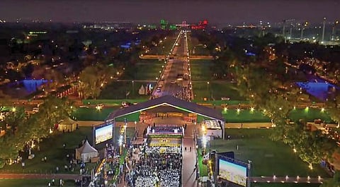 டெல்லியில் புதுப்பிக்கப்பட்ட கடமை பாதையை பிரதமர் நரேந்திர மோடி நேற்று திறந்துவைத்தார். வண்ண விளக்குகளால் கடமை பாதை ஜொலிக்கிறது. (அடுத்த படம்) டெல்லி இந்தியா கேட் பகுதியில் 28 அடி உயர நேதாஜி சுபாஷ் சந்திரபோஸ் சிலையை திறந்து வைத்து மரியாதை செலுத்துகிறார் மோடி. படங்கள்: பிடிஐ