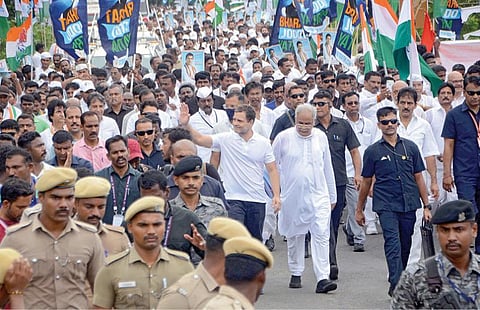 கன்னியாகுமரியில் இருந்து 2-வது நாளாக இந்திய ஒற்றுமை பயணத்தை தொடங்கிய காங்கிரஸ் முன்னாள்  தலைவர் ராகுல் காந்தி, சுசீந்திரத்தில் உற்சாகமாக நடந்து வந்தார். படம்: மு.லெட்சுமி அருண்