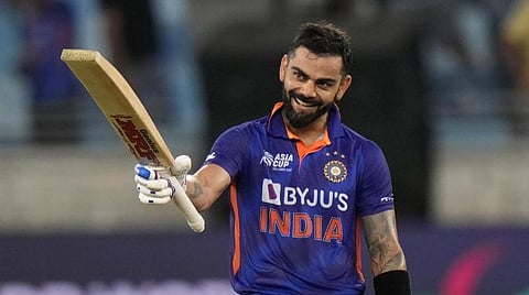 சதம் விளாசியதும் பேட்டை உயர்த்திய கோலி.