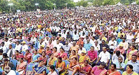 சென்னை தீவுத்திடலில் ‘வாழ்வாதார நம்பிக்கை மாநாடு’ என்ற பெயரில் நடந்த மாநாட்டில் ஆசிரியர்கள், அரசு ஊழியர்கள், அரசுப் பணியாளர்கள் ஏராளமானோர் கலந்துகொண்டனர். அவர்களில் ஒரு பகுதியினர்.படங்கள்: ம. பிரபு