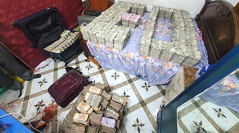 தொழிலதிபர் அமீர் கானிடமிருந்து கைப்பற்றப்பட்ட ரூ.17 கோடி பணம் கட்டுக்கட்டாக அடுக்கி வைக்கப்பட்டுள்ளது.