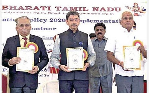 கருத்தரங்கு தொடர்பான புத்தகத்தை ஆளுநர் வெளியிட்டார்.