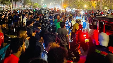 கொழும்பில் கொண்டாட்டத்தில் ஈடுபட்ட மக்கள்.