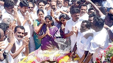 பரமக்குடியில் இமானுவேல் சேகரன் நினைவிடத்தில் அஞ்சலி செலுத்திய திமுக மாநில இளைஞரணி செயலாளர் உதயநிதி ஸ்டாலின் எம்எல்ஏ, அமைச்சர்கள் சாத்தூர் ராமச்சந்திரன், ராஜ கண்ணப்பன், கே.ஆர்.பெரியகருப்பன் உள்ளிட்டோர்.  | படங்கள்: எல்.பாலச்சந்தர் |