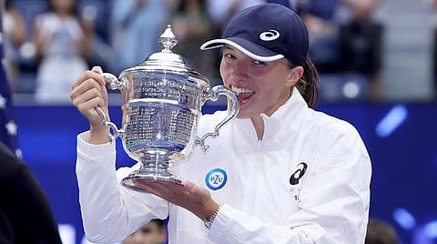 அமெரிக்காவின் நியூயார்க்கில் நேற்று நடைபெற்ற அமெரிக்க ஓபன் கிராண்ட்ஸ்லாம் டென்னிஸ் போட்டியின் மகளிர் ஒற்றையர் பிரிவில் போலந்து வீராங்கனை இகா ஸ்வியாடெக் சாம்பியன் பட்டம் வென்றார். வெற்றிக்குப் பின்னர் சாம்பியன் கோப்பையை உயர்த்திப் பிடிக்கும் இகா ஸ்வியாடெக்.