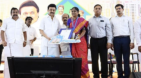 சென்னை கொளத்தூர் கவுதமபுரத்தில் தமிழ்நாடு நகர்ப்புற வாழ்விட மேம்பாட்டு வாரியத்தின் சார்பில் ரூ.111.80 கோடி செலவில் கட்டப்பட்டுள்ள அடுக்குமாடி குடியிருப்புகளை முதல்வர் மு.க.ஸ்டாலின் நேற்று திறந்துவைத்து, 400 குடும்பங்களுக்கு ஒதுக்கீட்டு ஆணைகள் மற்றும் வீடுகளுக்கான சாவிகளை வழங்கினார். அருகில் அமைச்சர்கள்  கே.என்.நேரு, தா.மோ.அன்பரசன், பி.கே.சேகர்பாபு, மாநகராட்சி மேயர் பிரியா, எம்.பி.க்கள் கலாநிதி வீராசாமி, கிரிராஜன், துணை மேயர் மு.மகேஷ்குமார் மற்றும் அரசு உயர் அதிகாரிகள்.