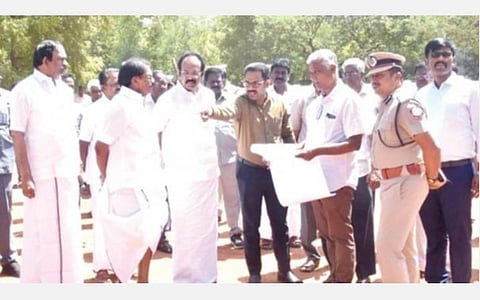 விருதுநகரில் புதிய ஆட்சியர் அலுவலகம் கட்ட முதல்வர் அடிக்கல் நாட்டுகிறார். அதற்கான விழா நடைபெறும் இடத்தில் பாதுகாப்பு ஏற்பாடுகள் குறித்து ஆய்வு செய்த அமைச்சர்கள் சாத்தூர் ராமச்சந்திரன், தங்கம் தென்னரசு. அருகில்  ஆட்சியர் ஜெ.மேகநாதரெட்டி, எஸ்.பி. மனோகர் உள்ளிட்டோர்.