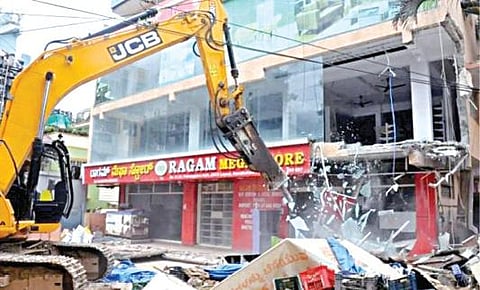 பெங்களூரு மகாதேவபுரா பகுதியில் ஆக்கிரமிப்பு கட்டிடத்தை இடிக்கும் மாநகராட்சி ஊழியர்கள்.