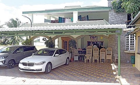 புதுக்கோட்டை மாவட்டம் இலுப்பூரில் லஞ்ச ஒழிப்பு போலீஸார் சோதனை நடத்திய முன்னாள் அமைச்சர் விஜயபாஸ்கர் வீடு.