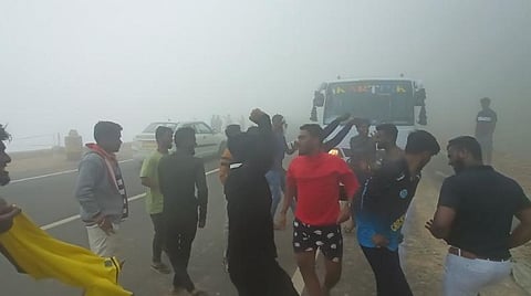 பெரியகானல் பகுதி மலைச்சாலையில் பரவிய மூடுபனியால் உற்சாகத்தில் ஆடி மகிழ்ந்த இளைஞர்கள். படம்: என்.கணேஷ்ராஜ்.