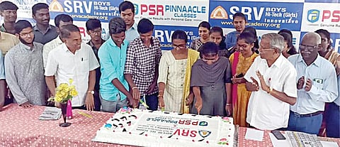 "நீட்" நுழைவுத்தேர்வில் அதிக மதிப்பெண்களுடன் தேர்ச்சி பெற்ற மாணவ, மாணவிகள் ராசிபுரம் எஸ்ஆர்வி ஆண்கள் மேல்நிலைப்பள்ளி வளாகத்தில் கேக் வெட்டி கொண்டாடினர்.