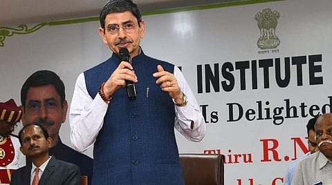 சென்னை தரமணியில் உள்ள செம்மொழி தமிழாய்வு மத்திய நிறுவனத்தில் நேற்று ஆய்வு மேற்கொண்ட ஆளுநர் ஆர்.என்.ரவி, பேராசிரியர்கள் மற்றும் ஆய்வாளர்களுடன் கலந்துரையாடினார்.