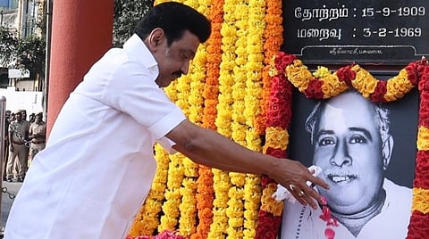 அண்ணாவின் படத்திற்கு மலர்தூவி மரியாதை செலுத்தும் முதல்வர் ஸ்டாலின்