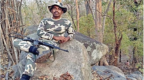 நீங்களும் யூபிஎஸ்சி வெல்லலாம் - 9: நக்சலைட் வேட்டைக்கு இடையில் படித்து ஐஏஎஸ் ஆனவர்!