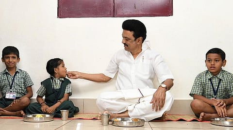 அரசுப் பள்ளிகளில் காலை உணவு வழங்கும் திட்டத்தை மதுரையில் முதல்வர் மு.க.ஸ்டாலின் நேற்று தொடங்கி வைத்து, குழந்தைகளுடன் அமர்ந்து சாப்பிட்டார். அப்போது குழந்தைகளுக்கு உணவு ஊட்டிவிட்டார்.