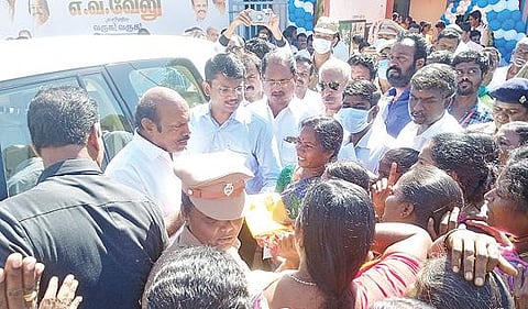 திருவண்ணாமலையில் அமைச்சர் எ.வ.வேலுவிடம், அண்ணாமலையார் கோயிலில் தூய்மை பணியை தொடர்ந்து செய்திட நடவடிக்கை எடுக்க வேண்டும் என கோரிக்கை விடுத்த பெண்கள்.