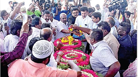 குவைத் நாட்டில் சுட்டுக்கொல்லப்பட்ட திருவாரூர் மாவட்டம் லட்சுமாங்குடியைச் சேர்ந்த முத்துக்குமரனின் சடலத்துக்கு நேற்று திருச்சி விமான நிலையத்தில மலரஞ்சலி செலுத்தும் அமைச்சர்கள் கே.என்.நேரு, செஞ்சி கே.எஸ்.மஸ்தான், அன்பில் மகேஸ் பொய்யாமொழி  உள்ளிட்டோர். .