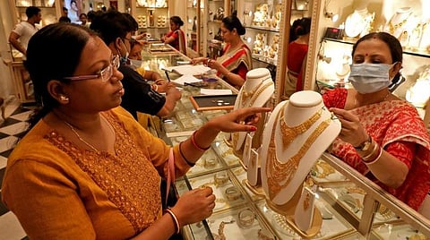 தங்கம் விலை ஒரே நாளில் ரூ.432 குறைந்தது - நகை வாங்குவோர் மகிழ்ச்சி