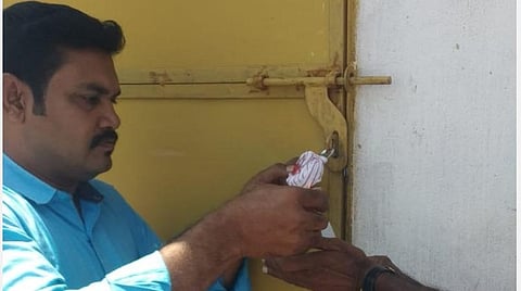 சீல்வைக்கப்பட்ட தென்காசி கடை