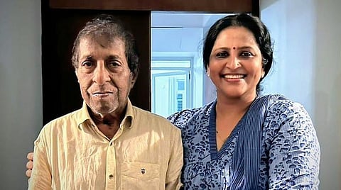 “சீனிவாசன் நலமுடன் உள்ளார்” - நேரில் நலம் விசாரித்த ஸ்மினு சிஜோ தகவல்