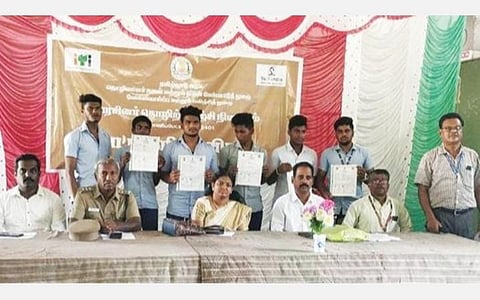 ராணிப்பேட்டை அரசினர் தொழிற்பயிற்சி நிலையத்தில்  பட்டமளிப்பு விழா நேற்று நடைபெற்றது. இதில், தொழிற்பயிற்சி நிலைய முதல்வர் பாபு, ஹுண்டாய் மோட்டார் நிறுவனத்தின் ஐஎம்சி தலைவர் செந்தில்குமார்  உட்பட பலரும் பங்கேற்றனர்.