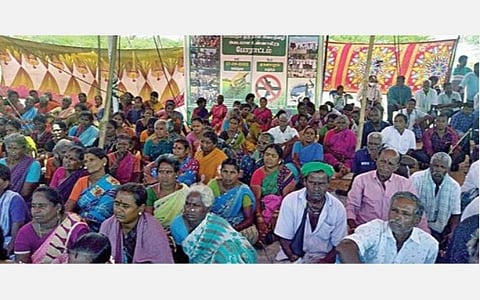 பரந்தூர் விமான நிலையம் அமைய எதிர்ப்பு தெரிவித்து ஏகனாபுரத்தில் 53-வது நாளாக போராட்டத்தில் ஈடுபட்டு வரும் பொதுமக்கள்.