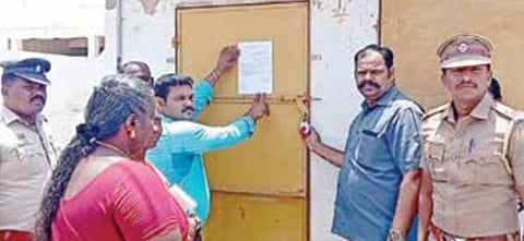 தென்காசி அருகே சாதி பிரச்சினை காரணமாக குழந்தைகளுக்கு தின்பண்டம் விற்க மறுத்தவர் கைது - கடைக்கு சீல்