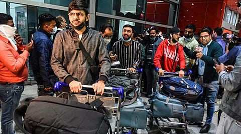 உக்ரைனில் இருந்து திரும்பிய மாணவர்களுக்கு இணையதளம் - மத்திய அரசுக்கு உச்ச நீதிமன்றம் உத்தரவு