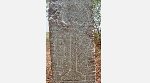 சின்னக்கண்ணனூர் பகுதியில் கண்டறியப்பட்ட பிற்கால பாண்டியரின் சூலக்கல்.