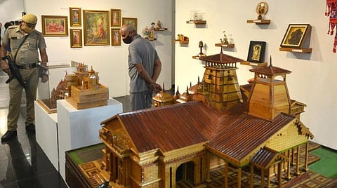 பிரதமருக்கு கிடைத்த பரிசு பொருளை மின்னணு ஏலத்தில் எடுக்க பலர் போட்டி