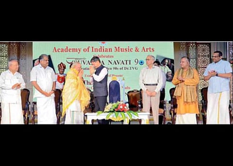 கர்னாடக இசைக் கலைஞர் டி.வி.கோபாலகிருஷ்ணனுக்கு ஆளுநர் ஆர்.என்.ரவி, பொன்னாடை போர்த்தி கவுரவித்தார்.