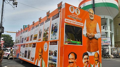 புதுச்சேரியில் வலம் வரும் ‘மோடியின் வரலாறு - சாதனைக் கண்காட்சி’ பேருந்து