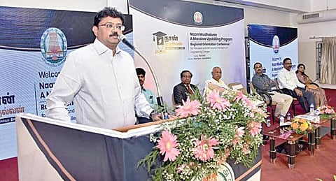 கோவையில் நடைபெற்ற ‘நான் முதல்வன்’ திட்டம் குறித்த மண்டல அளவிலான கருத்தரங்கில் தமிழக முதல்வரின் முதன்மைச் செயலர் டி.உதயசந்திரன் உரையாற்றினார்.