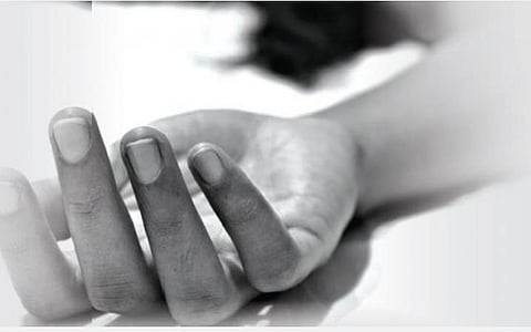 பாலியல் சீண்டலில் ஈடுபட்ட ரவுடி குறித்து போலீஸில் புகார் அளித்ததால் உறவினர்கள் மிரட்டல்: சென்னையில் இளம்பெண் தற்கொலை