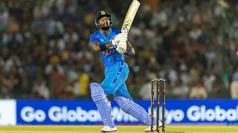 பந்தை பவுண்டரிக்கு பறக்க விடும் ஹர்திக்.