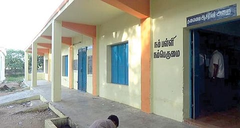 தலைமை ஆசிரியர் முயற்சியால் சீரமைக்கப்பட்ட வெள்ளிக்குறிச்சி அரசு உயர்நிலைப் பள்ளி.