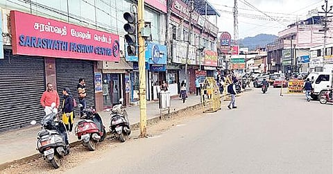 நீலகிரி மாவட்டம் உதகை கமர்சியல் சாலையில் அடைக்கப்பட்டிருந்த கடைகள்.  படம்: ஆர்.டி.சிவசங்கர்