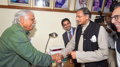 காங்கிரஸ் கட்சி தலைவர் பதவிக்கான தேர்தல் அறிவிப்பு இன்று வெளியிடப்பட உள்ளது. இந்த தேர்தலில் போட்டியிட விரும்பும் மற்றொரு மூத்த தலைவர் சசிதரூர் நேற்று டெல்லியில் காங்கிரஸ் மத்திய தேர்தல் குழு தலைவர் மதுசூதனன் மிஸ்திரியை சந்தித்து பேசினார். படங்கள்: பிடிஐ